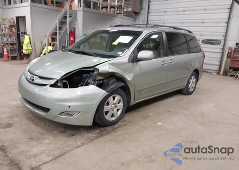 2010 Toyota Sienna Xle z USA, uszkodzony, nr VIN 5TDYK4CC3AS318073